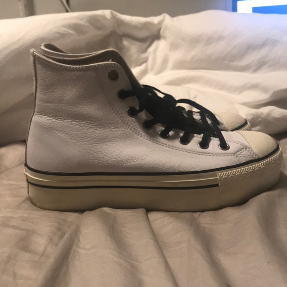 chuck taylor lift leather